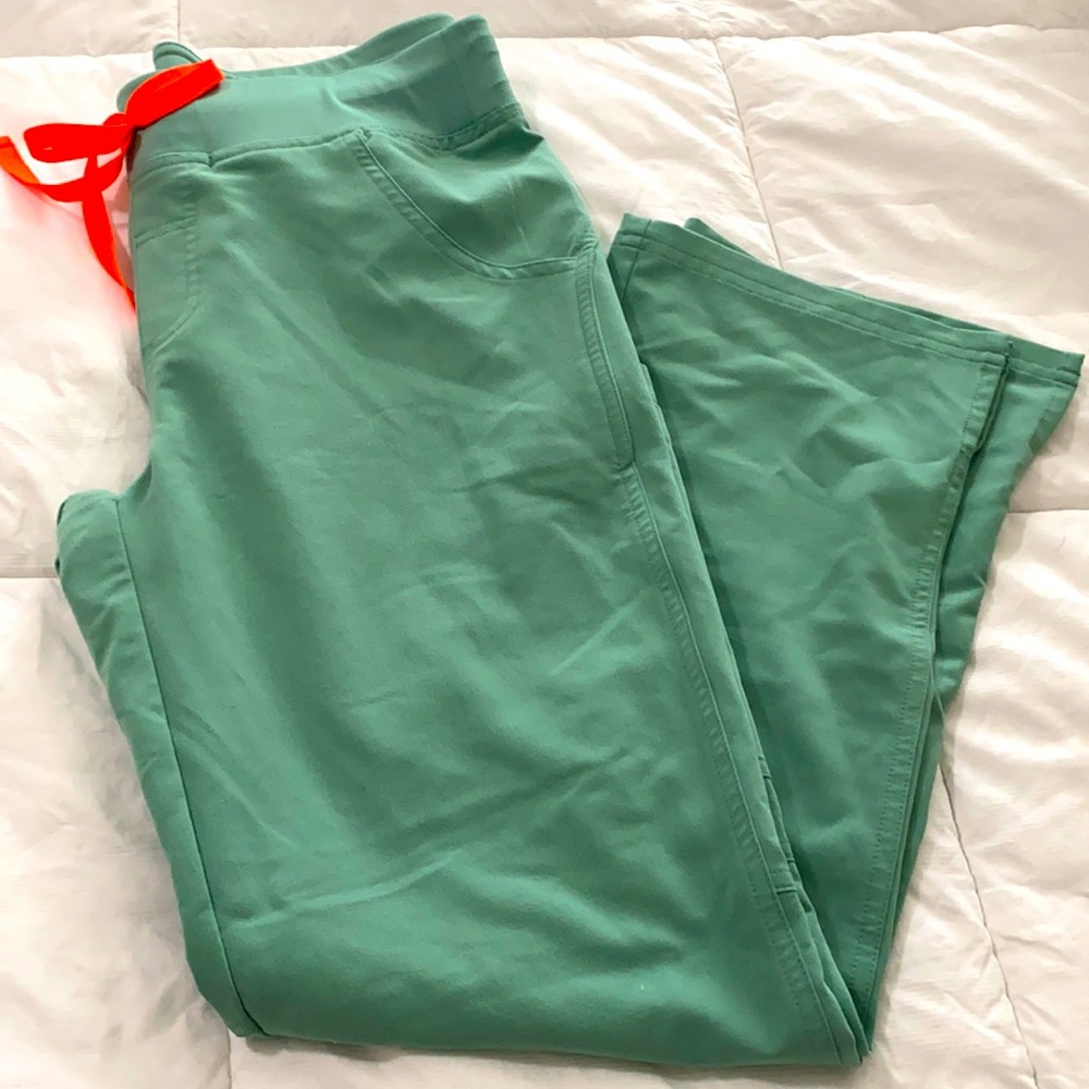 FIGS Kade cargo - Small petite in Jade color